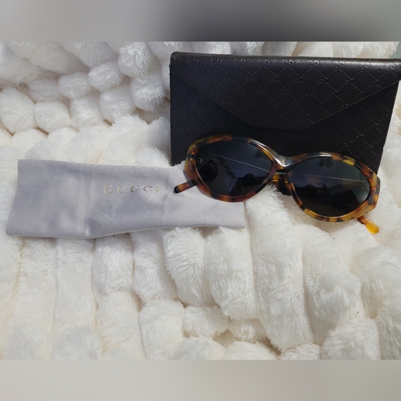 Gucci Women's Tortoiseshell Frame Sunglasses With Case - Picture 12 of 13